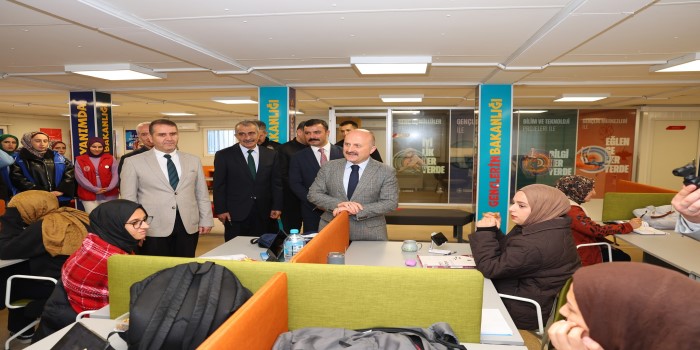 Vali Varol, Kahta’da gençlerle bir araya geldi